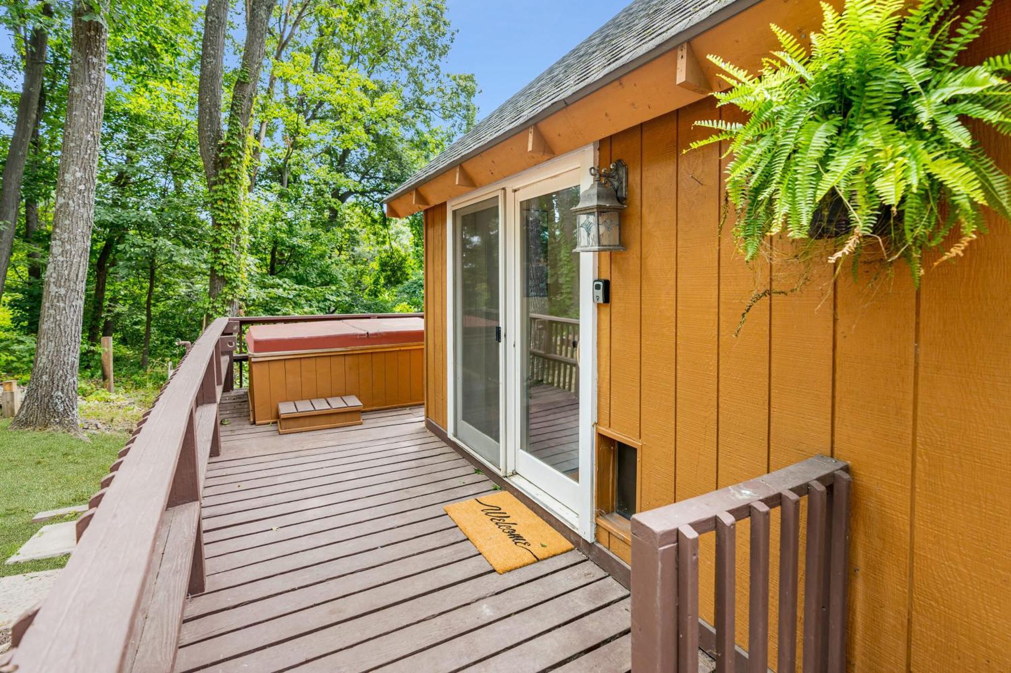 Quaint Loft Cabin W Hot Tub, Firepit, Deck & Grill Hedgesville Exterior photo